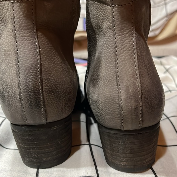 JOURNEE LEATHER COLOR BLOCK ANKLE BOOTS - Picture 2 of 9